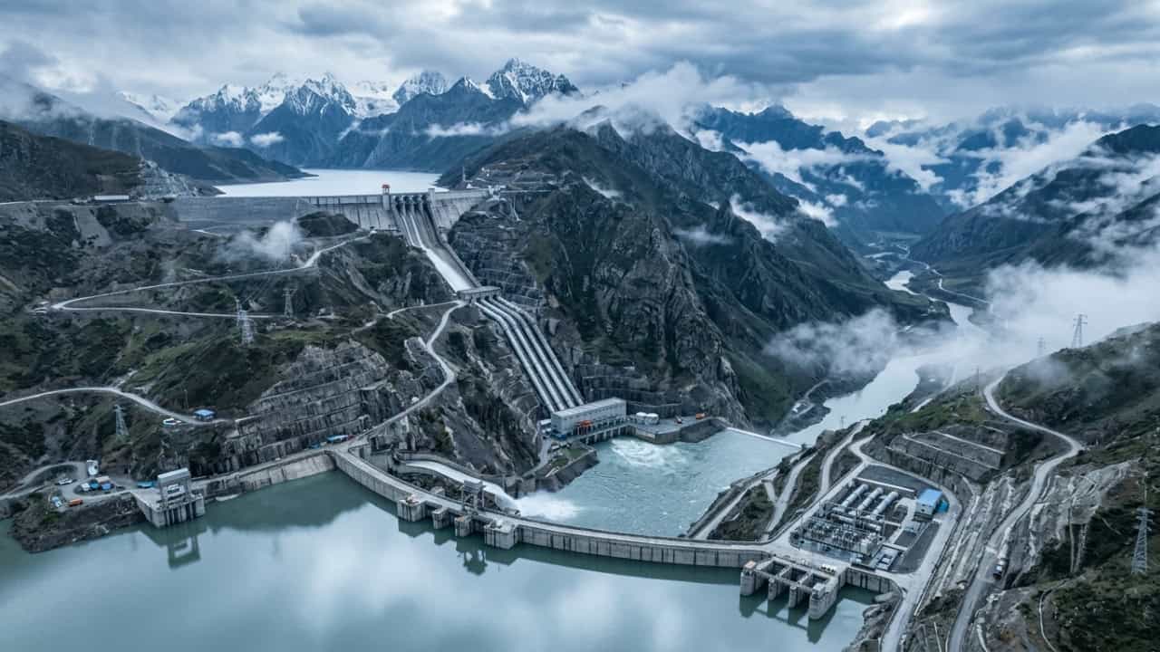 China constrói 'bateria de água' gigante no topo do mundo para armazenar energia