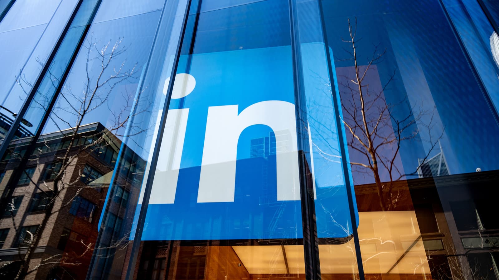 LinkedIn corta 875 empregos em reestruturação